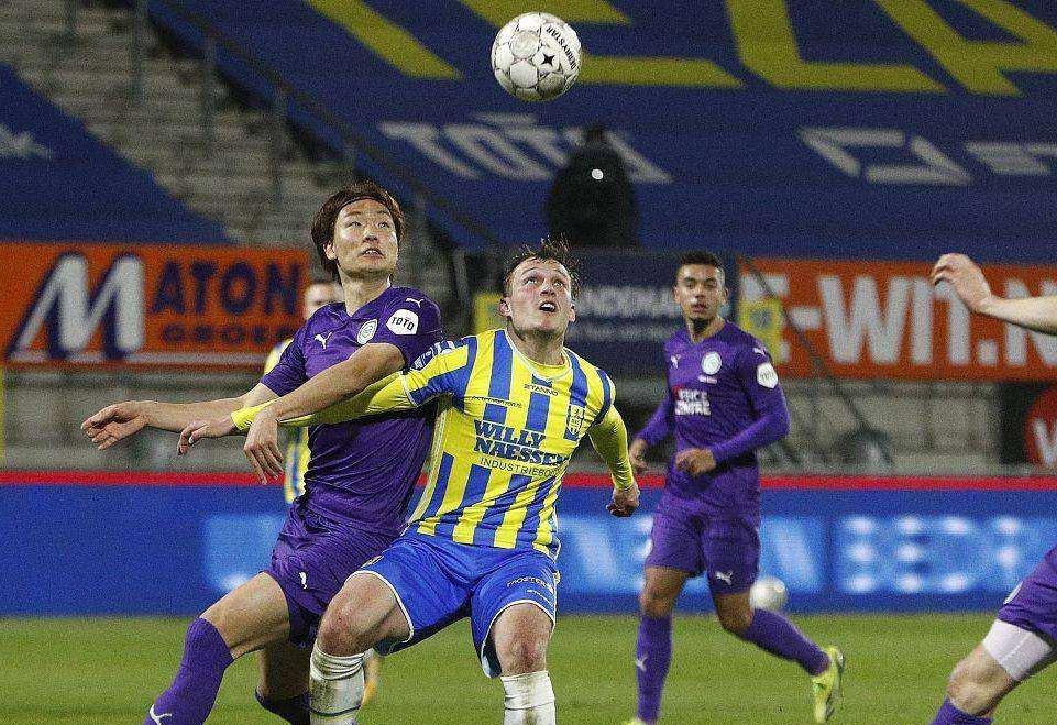 征着一支球 征着一支球